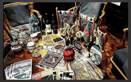 Mesa de intercambio cultural con banderas de países aliados como Azerbaiyán